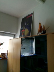 （写真６）Reimers医師の部屋に飾られていたトトロのポスター