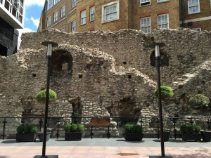 The city of Londonを取り囲むように、3世紀にローマ人によって建てられたLondon wallと呼ばれる壁が現存しています。