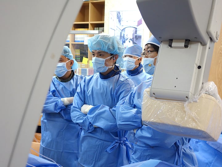 右がChoi先生、中央が筆者、左はUTARマレーシアのHarris NGOW先生