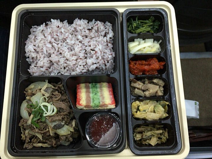 明洞のマッコリバーで。お客がいなくて寂しい感じでした。