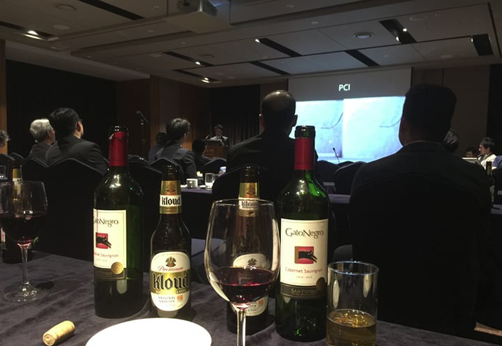 学会会場ではお酒を飲みながら議論が白熱しました。