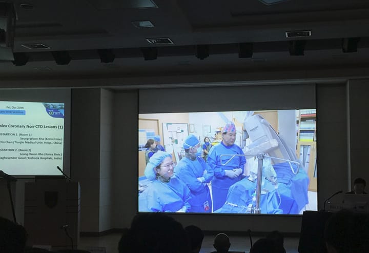 中央が筆者、右端がRha先生。