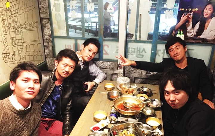 日本から参加された先生方とマッコリ（左中央が筆者）。