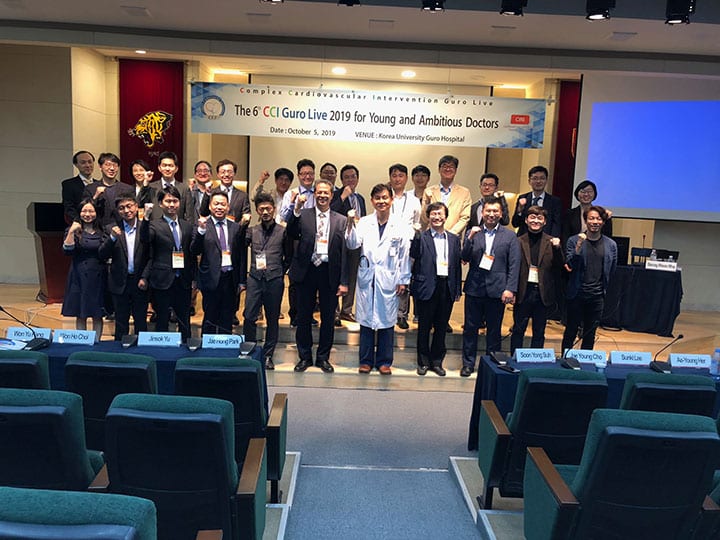 最後は白衣のProf. Rhaを囲んで会の成功をガッツポーズで締めくくる