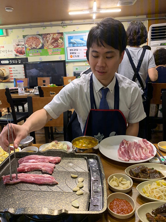 一口肉を食べればその度にチャミスルを頂くのが韓国スタイル。クセのない飲みやすいお酒で飲みすぎ注意