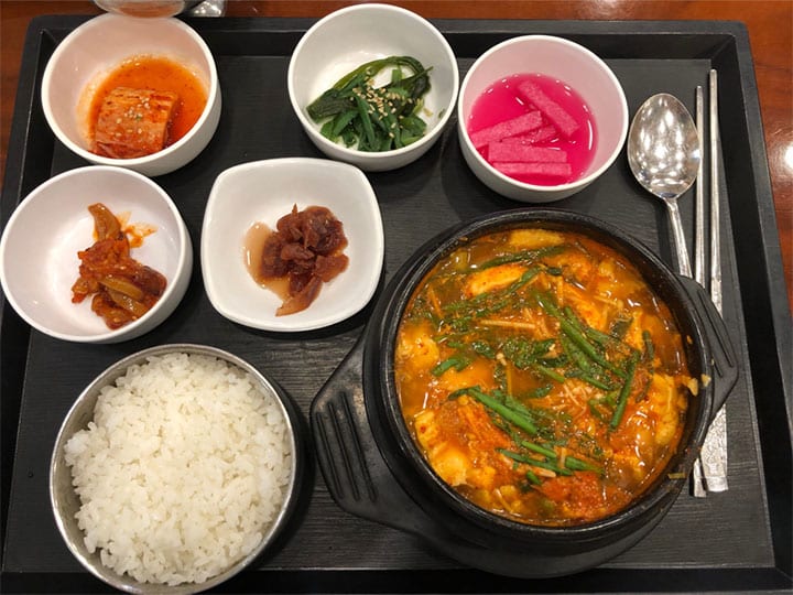 帰国前の金浦空港で海鮮豆腐チゲを注文。