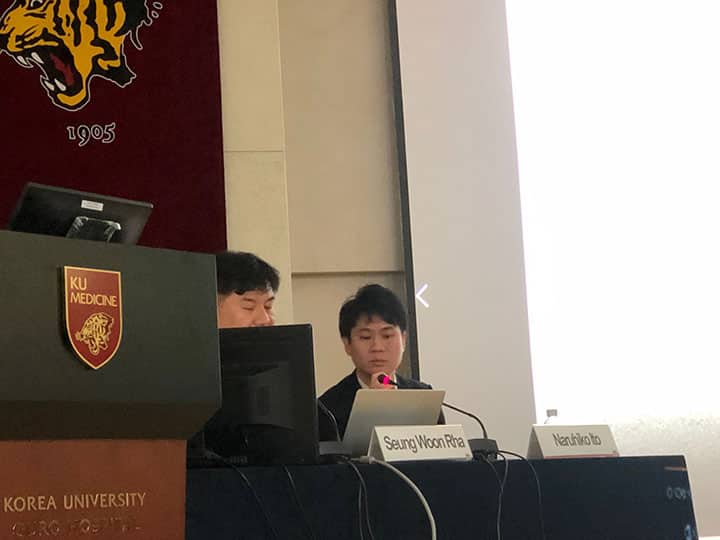 Prof. Rhaの横でビデオライブコメンテーターを務める筆者は緊張している様子