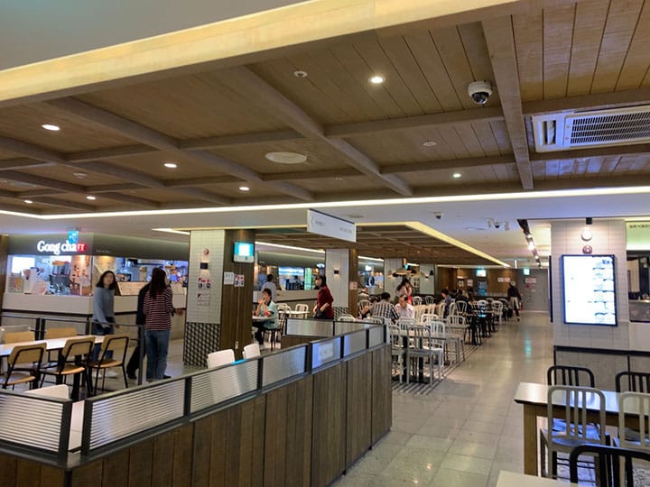 病院の食堂は清潔感があってとても広い