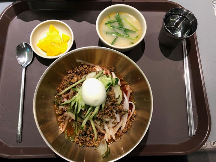 昼食のビビン麺はつるっとのどごしのある麺に辛いソースが絡んで非常に美味