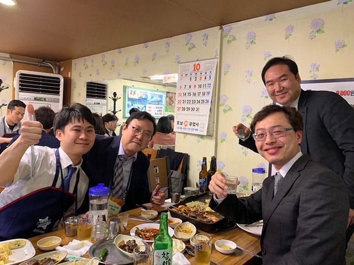 韓国料理の食べ方を教えてくれたDr. Kong (Mediplex Sejong Hospital; 写真左奥)、最初に気さくに話しかけてくださったDr. Lee (Changwon Fatima Hospital; 写真右手前)とCVBIOのCEOであるMr. Leeと乾杯（コンベ！）