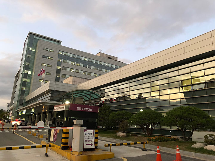 Korea University Guro Hospitalの外観は非常に清潔感のある洗練された建物