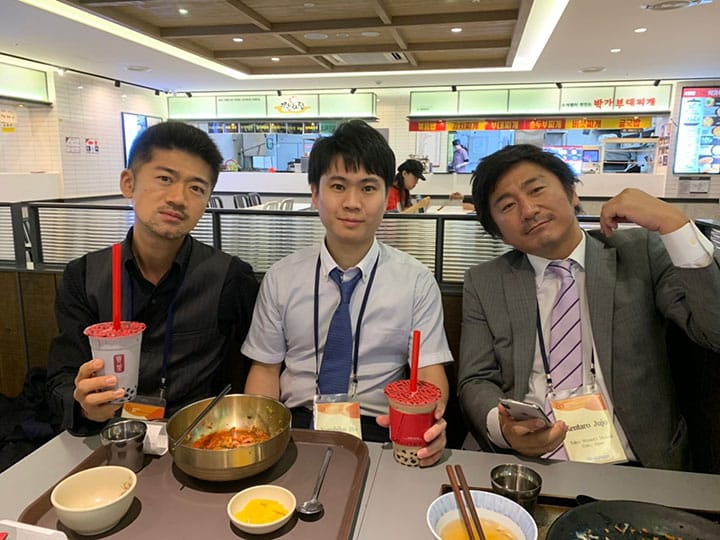食後にGong chaのタピオカミルクティーを飲んで一服している菱刈先生（左）、筆者（中央）、重城先生（右）