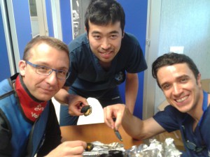 写真1:休日緊急カテの後にカテ室で振る舞われたムール貝のワイン蒸しには驚かされました。。。