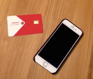 写真10: SIMカードとスマートフォン
