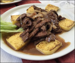写真１：Fegato alla Veneziana（仔牛のレバー ヴェネチア風）
