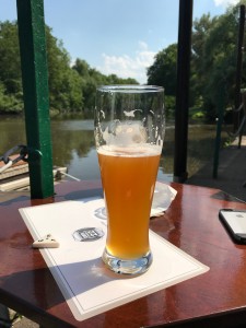 イェーナ ザーレ川沿いのカフェにて