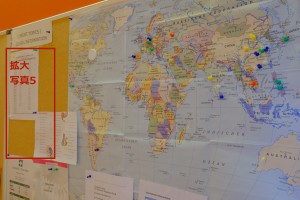 写真4. 掲示板：在籍者の出身国が地図上にピンで示されている