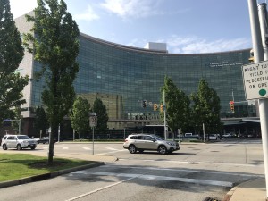 半扇形型のJビルディングは循環器メインのおしゃれな建物。