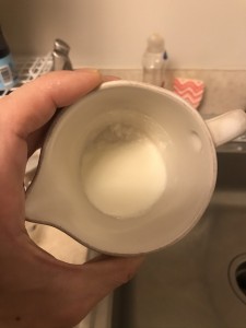 見た目は上手く伝わりませんが、買って1週間程度の牛乳が、冷蔵庫内でヨーグルトになっていました....もちろん食べられないので破棄。