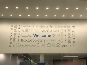 メインキャンパスのロビーにて。Welcomeと迎え入れられた時の新鮮な気持ちを忘れないように、あと一年頑張ります。