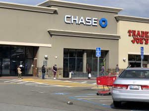 写真 2. スーパーの行列